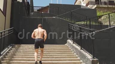 白人运动员在城市<strong>楼梯</strong>上用能量向上<strong>奔跑</strong>